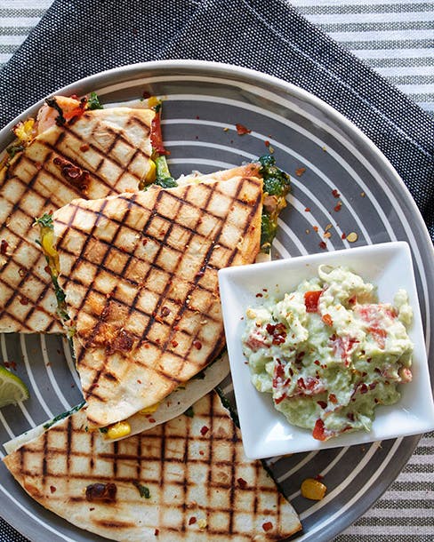 https://imgix.familiejournal.dk/media/article/quesadillas-med-laks.jpg