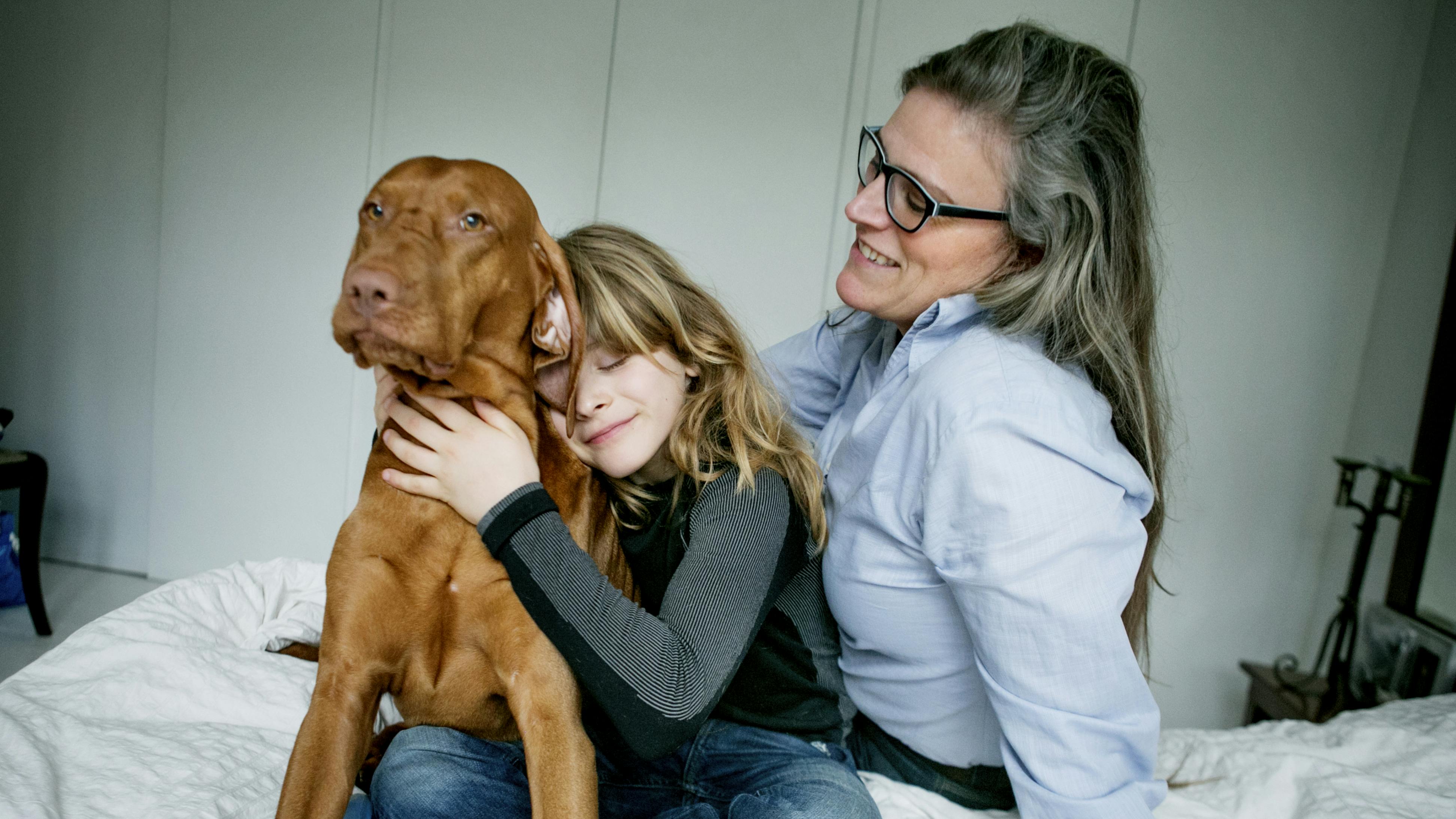 Diabetes hunden Frittz hjælper 9-årige Quintus med blodsukkeret