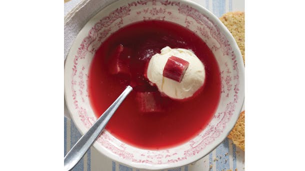 Rabarber i sæson: Rabarbersuppe med sprøde nøddekager i dyb skål
