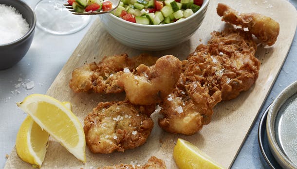 Sprøde rejefritter med agurkesalat