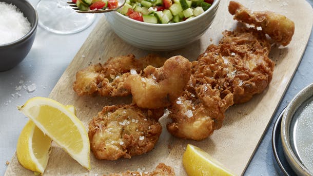 Sprøde rejefritter med agurkesalat