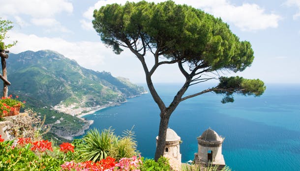 Rejs til Amalfi og oplev Italiens smukke kyststrækning, de fantastiske udsigter og hyggelige byer.