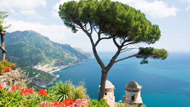 Rejs til Amalfi og oplev Italiens smukke kyststrækning, de fantastiske udsigter og hyggelige byer.