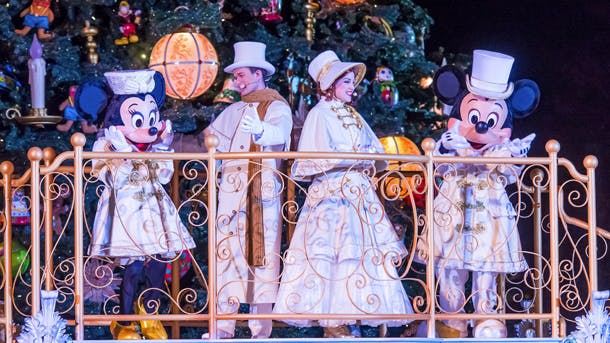 Oplev magien, når der er jul i Disneyland Paris, når forlystelsesparken sætter fuld gang i juleriet i november og december.