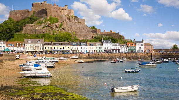 Vil du også rejse til  Jersey og opleve den flotte natur og hyggelige stemning på den lille, engelske ø.