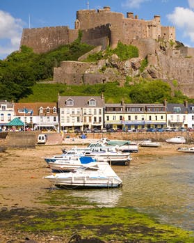 Vil du også rejse til Jersey og opleve den flotte natur og hyggelige stemning på den lille, engelske ø.
