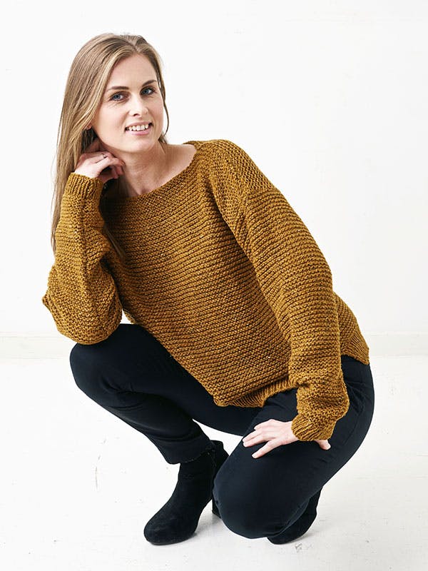 Strikkeopskrift: Retstrikket sweater med slidser i siderne