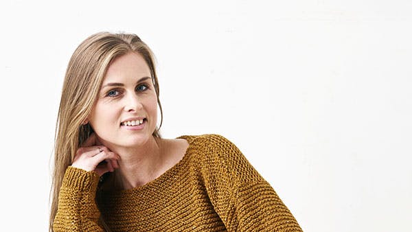 Strikkeopskrift: Retstrikket sweater med slidser i siderne