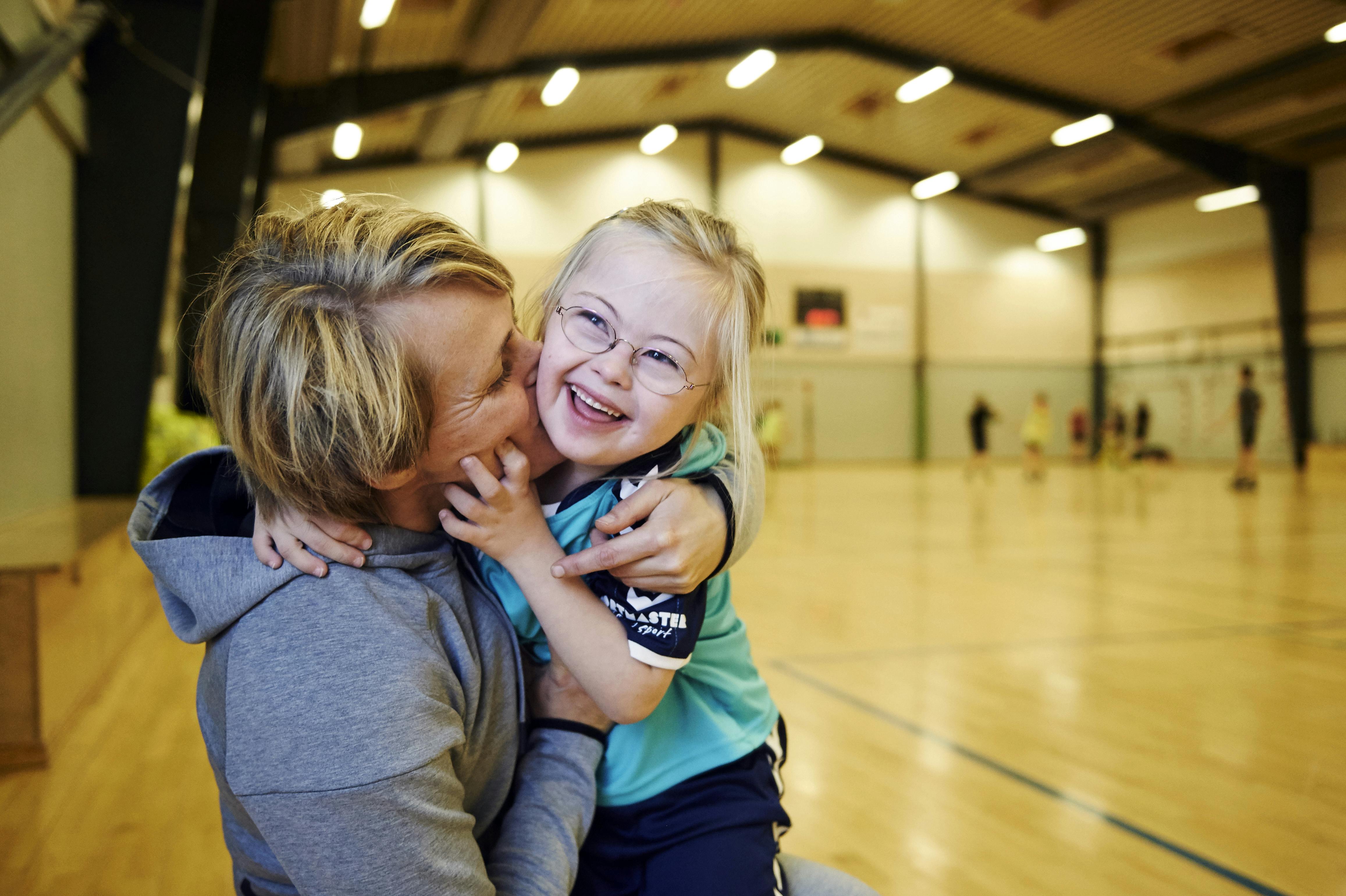 Mor og datter har startet et håndboldhold for børn med Downs Syndrom. 