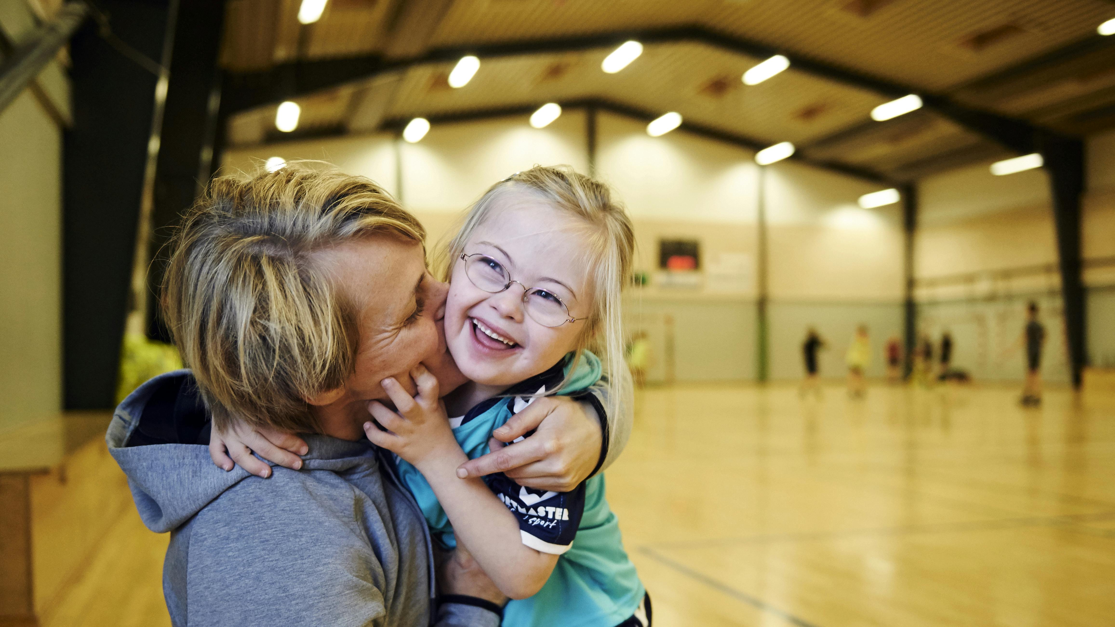 Mor og datter har startet et håndboldhold for børn med Downs Syndrom.