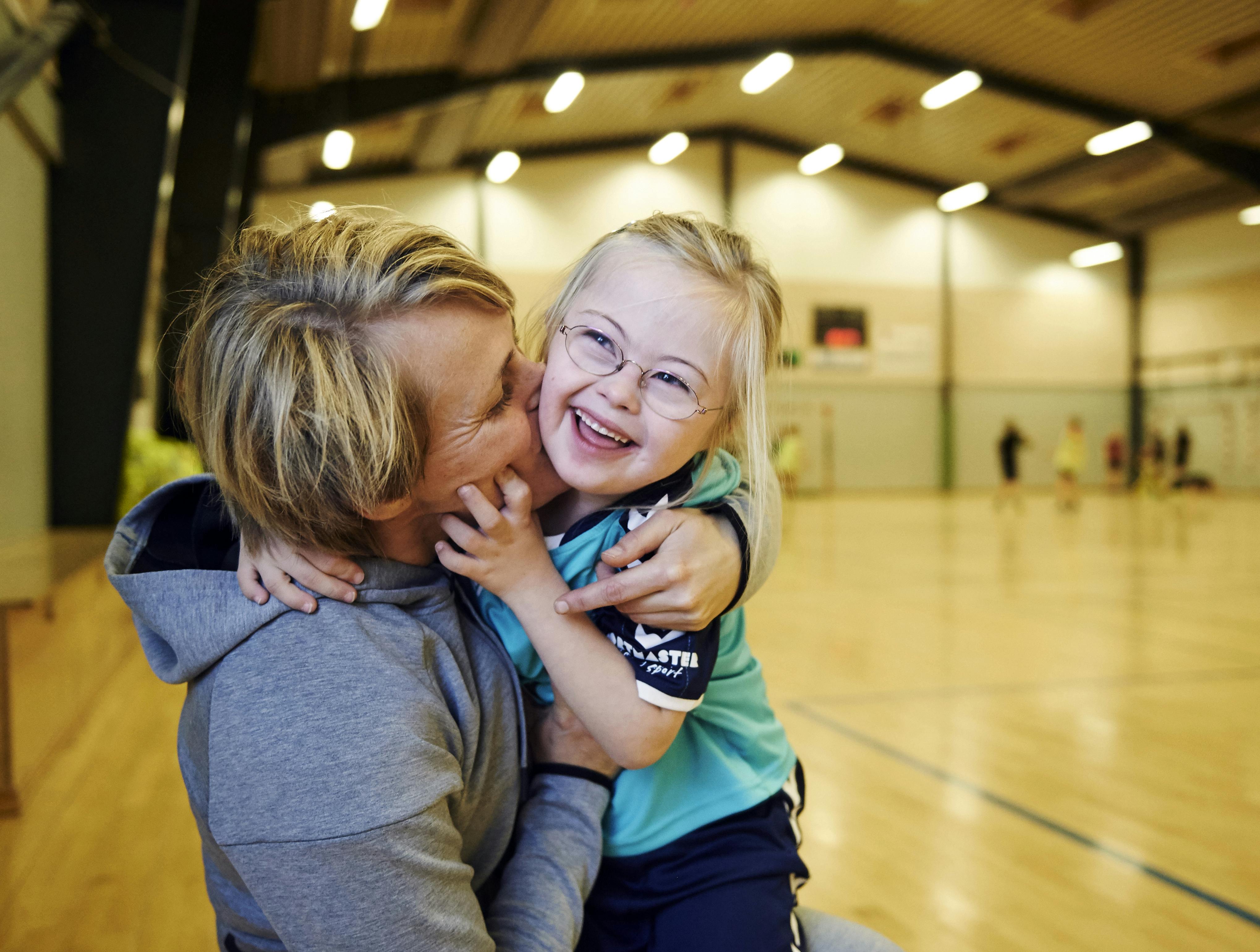 Mor og datter har startet et håndboldhold for børn med Downs Syndrom. 