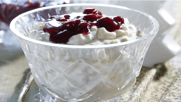 Risalamande med kirsebærsovs i glasskål