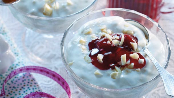 Risalamande med kirsebærsovs og mandler på toppen