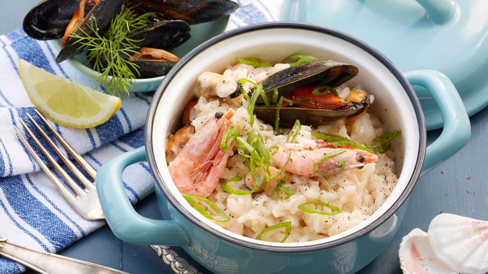 Risotto med muslinger, rejer og blæksprutte, alt kogt sammen i en gryde med løg og hvidvin og parmesan på toppen