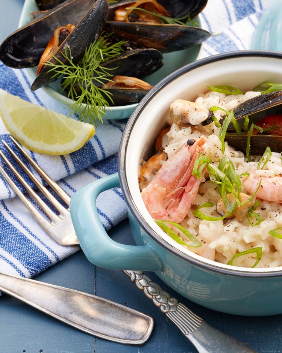 Risotto med muslinger, rejer og blæksprutte, alt kogt sammen i en gryde med løg og hvidvin og parmesan på toppen