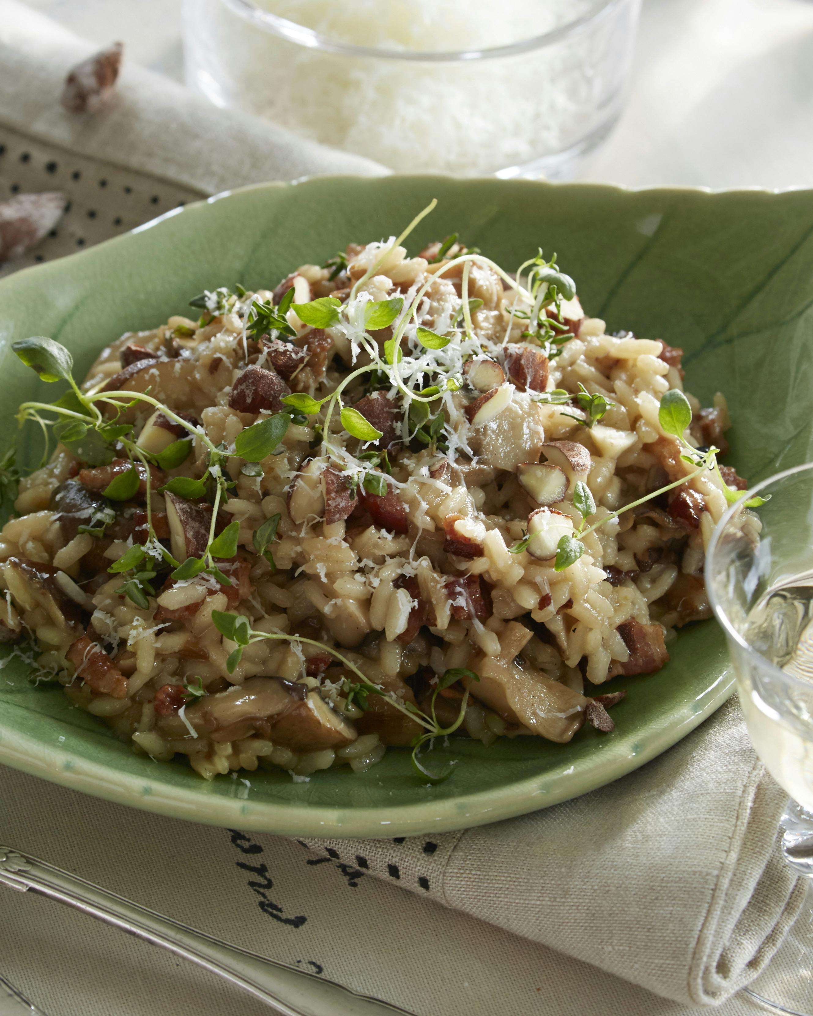 Risotto med ristede bacontern, blandede svampe og løg kogt med bouillon og hvidvin og smagt til med parmesan og citron. På toppen saltmandler