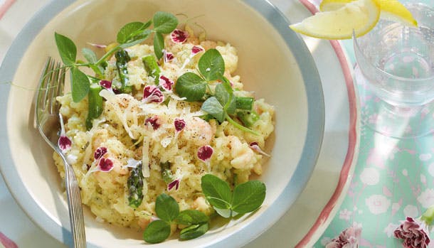 Smagfuld risotto med rejer, asparges og ærtespirer