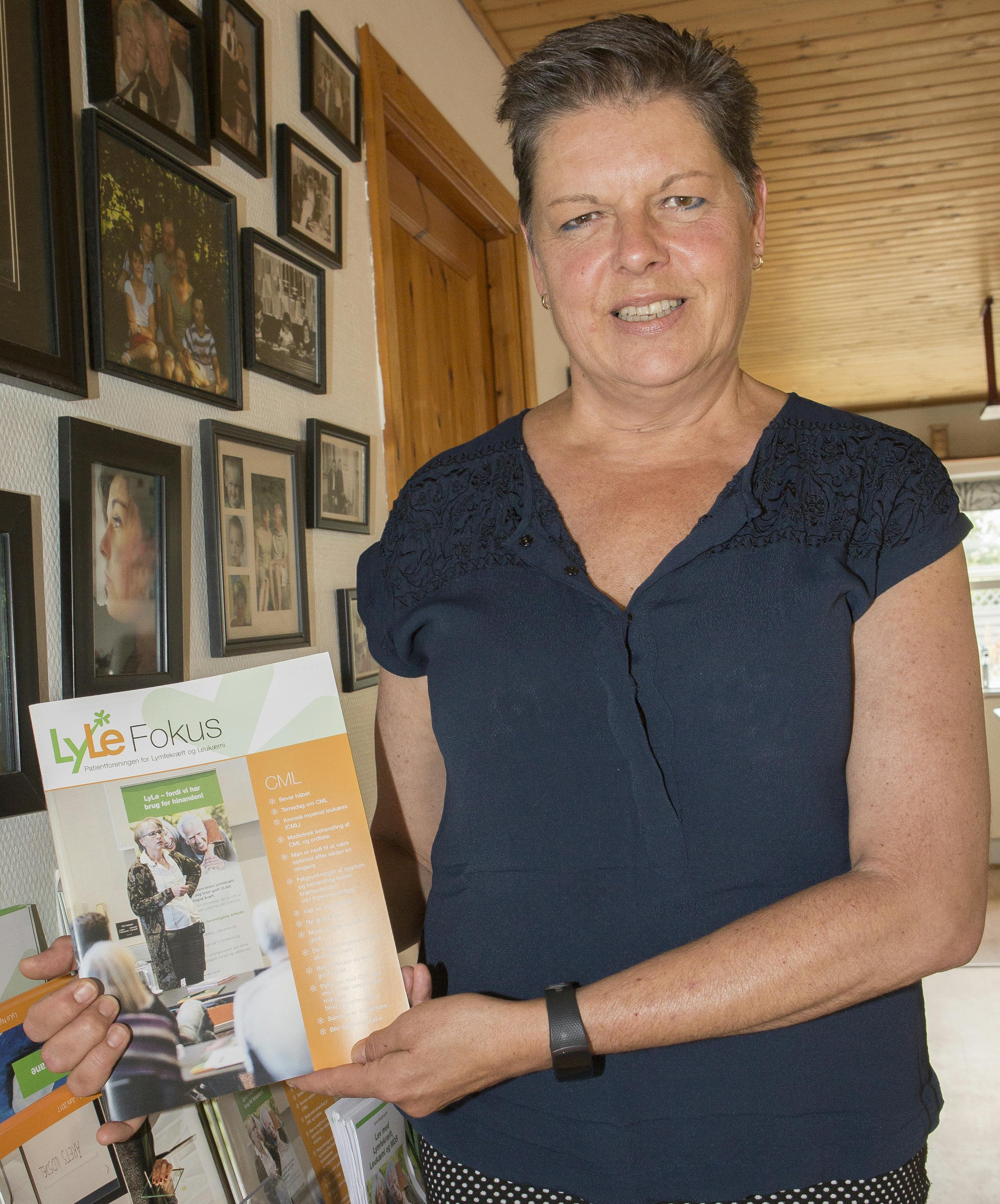 Dame fremviser avisudklip