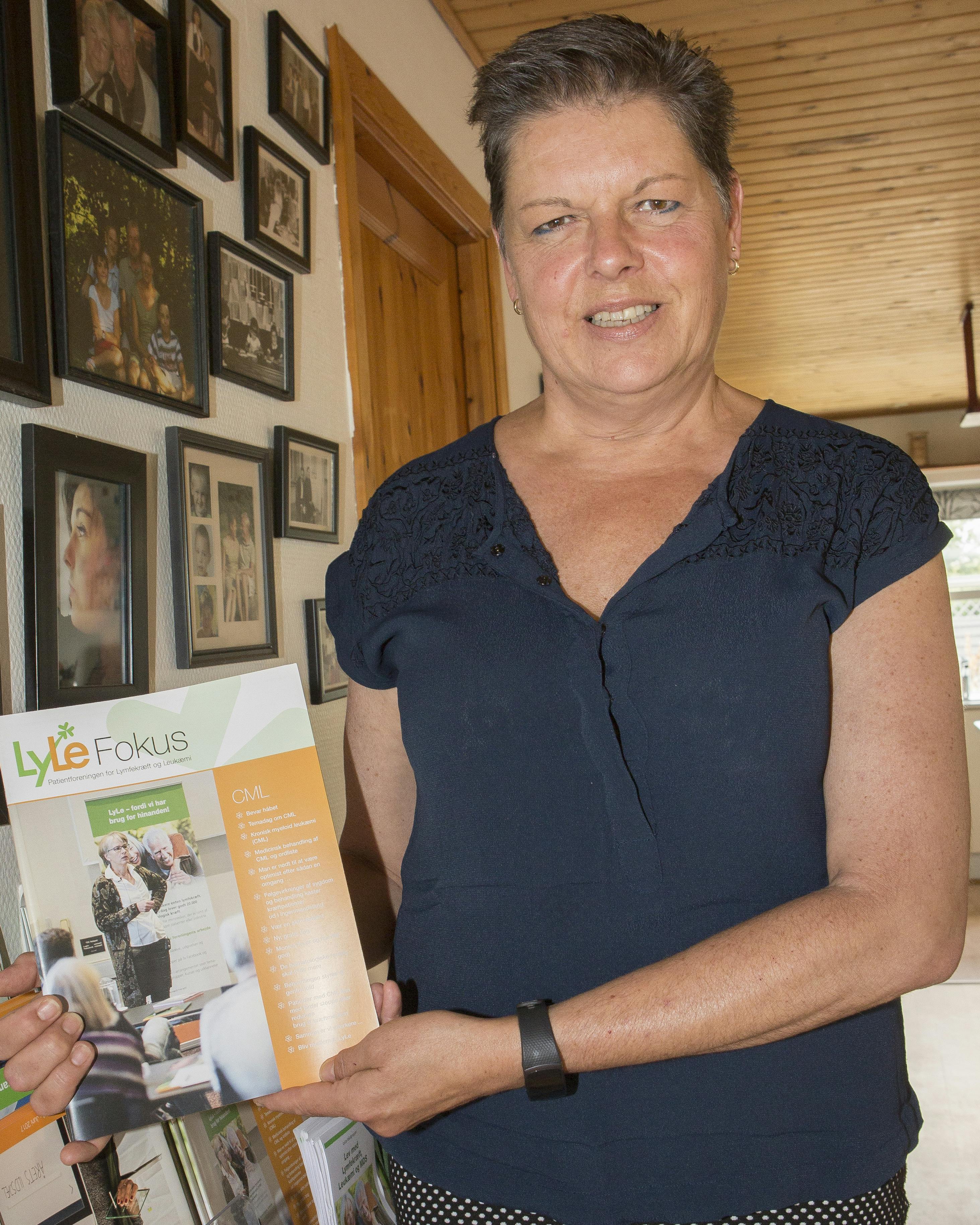 Dame fremviser avisudklip