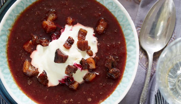 rødbedesuppe med yoghurt og bacon på toppen 