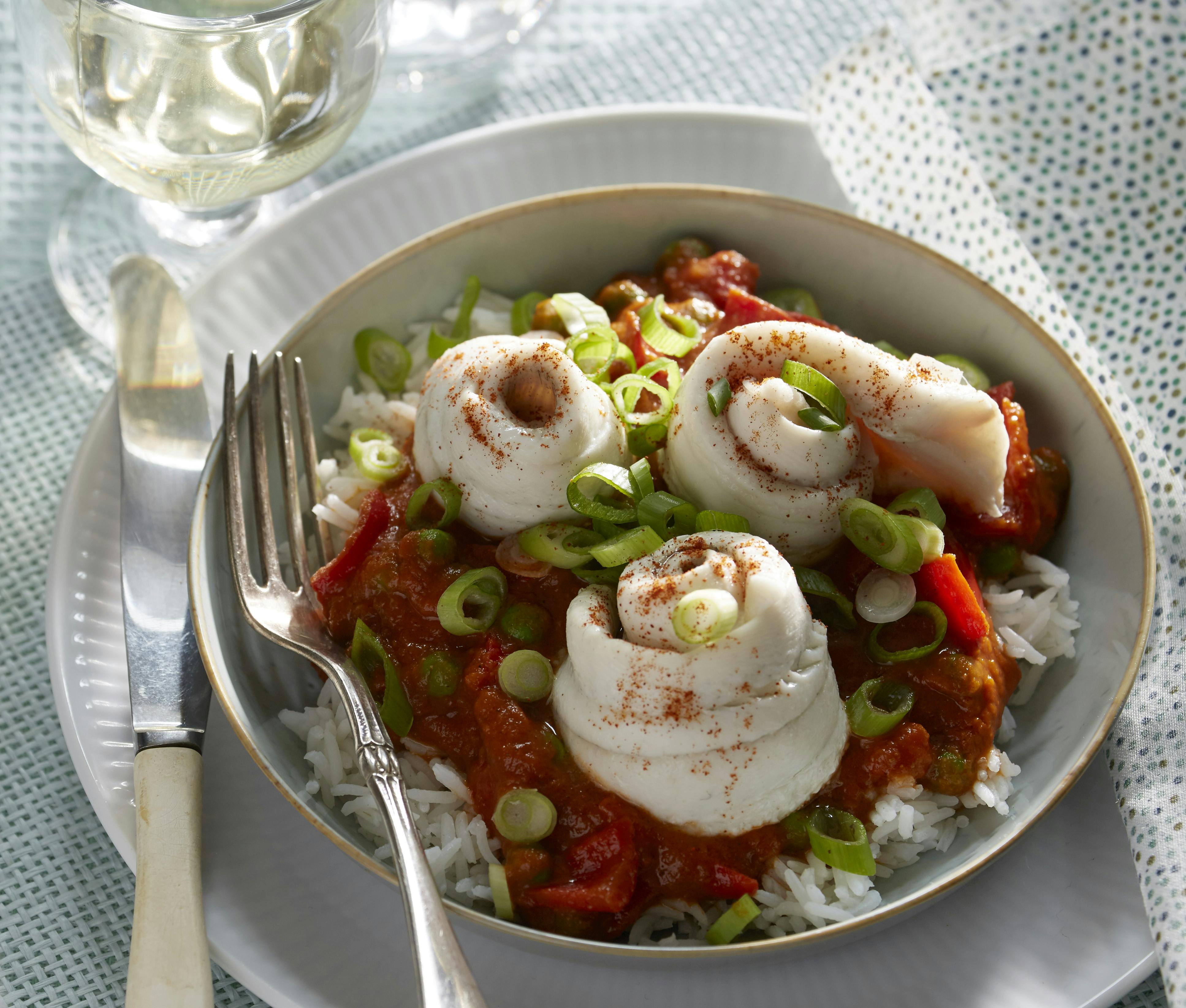 Fileter af rødspætter rulles sammen og dampes i ovnen i tomatsauce med krydderier a la Indien. Serveres med ris og lime