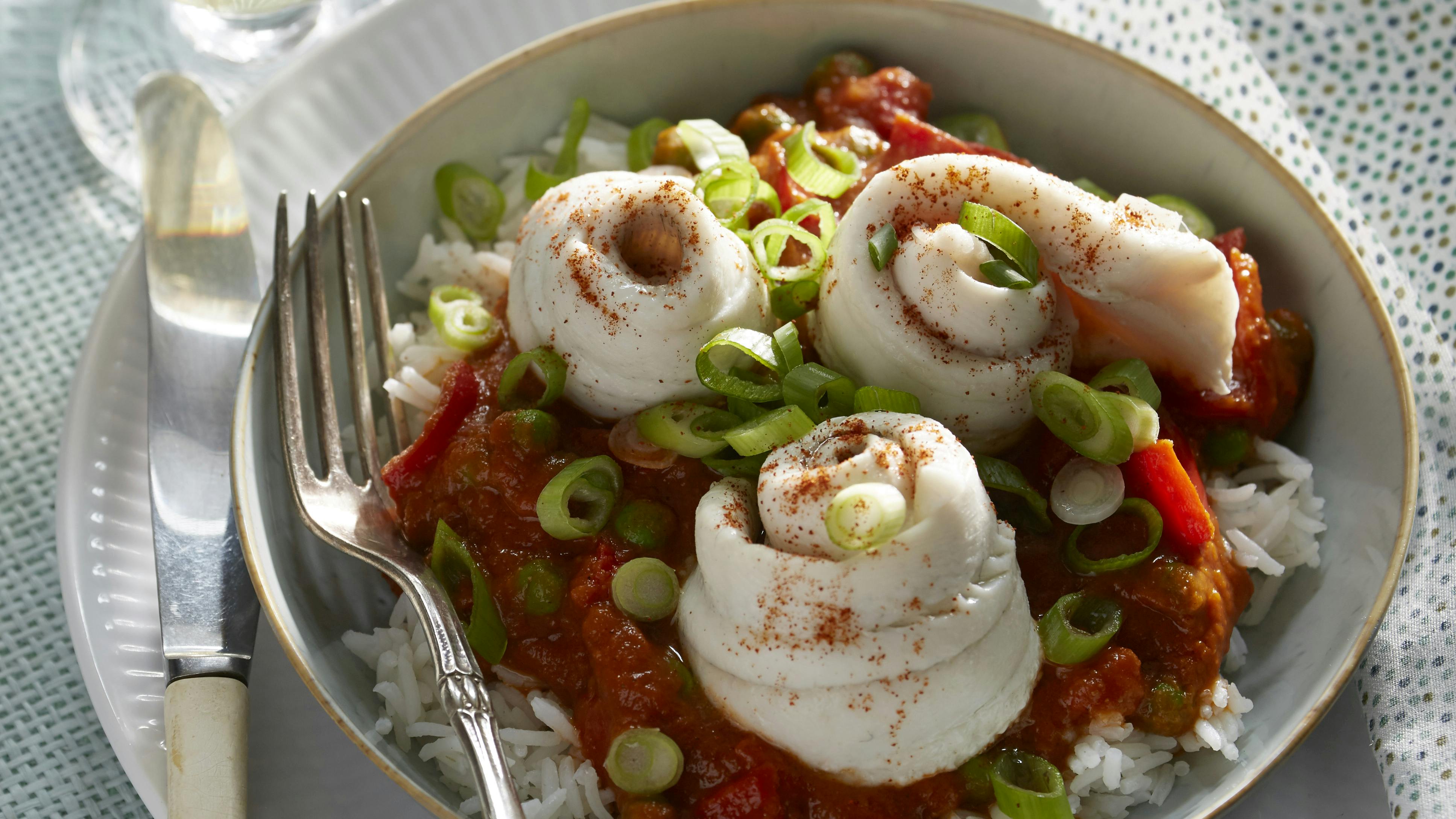 Fileter af rødspætter rulles sammen og dampes i ovnen i tomatsauce med krydderier a la Indien. Serveres med ris og lime