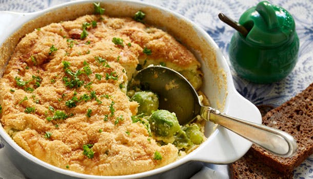 Rosenkålsgratin med ost i fad på bord