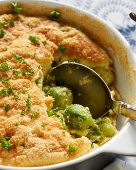 Rosenkålsgratin med ost i fad på bord