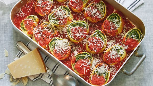 Rotolo med spinat, ost og tomatsovs