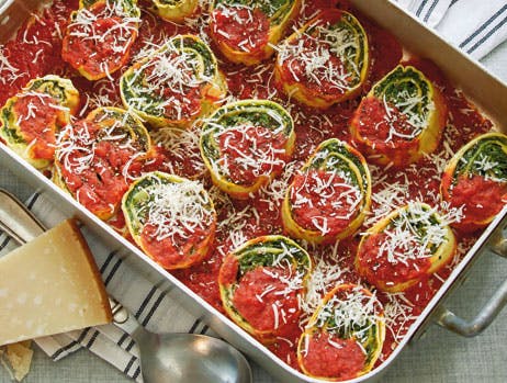 Rotolo med spinat, ost og tomatsovs 