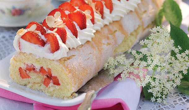 Roulade med nyplukkede jordbær anrettet på kagefad.