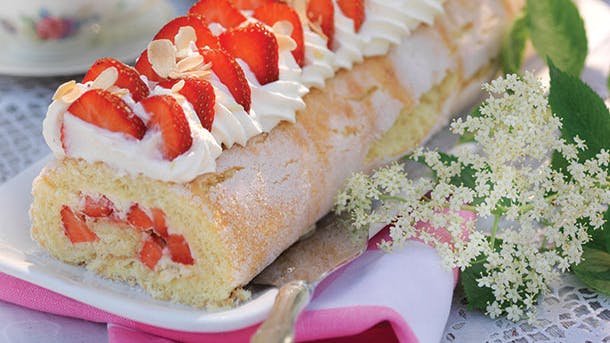 Frisk sommer-roulade med nyplukkede jordbær