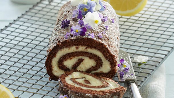 Kakaoroulade med citroncreme og spiselige blomster