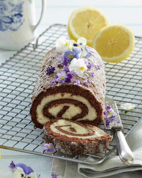 Kakaoroulade med citroncreme og spiselige blomster