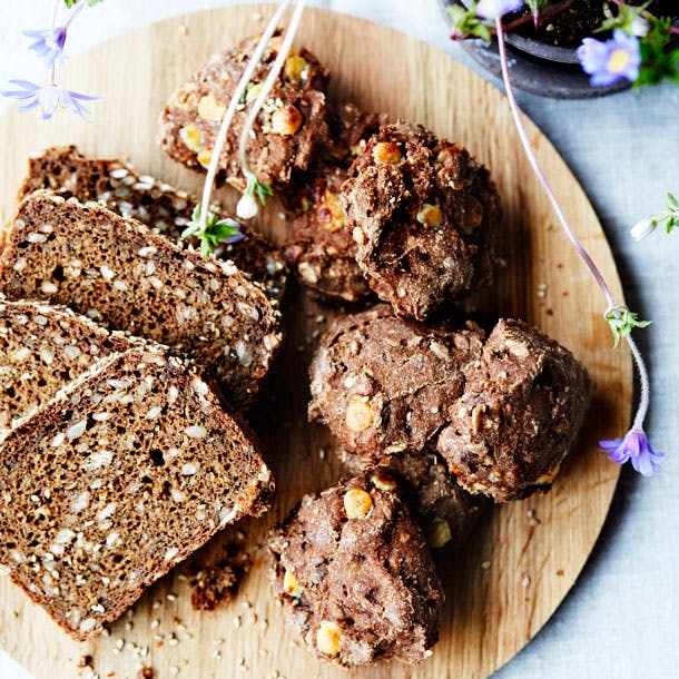 Hjemmebagt rugbrød og choko-rugboller