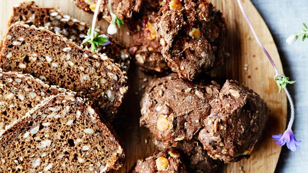 Hjemmebagt rugbrød og choko-rugboller