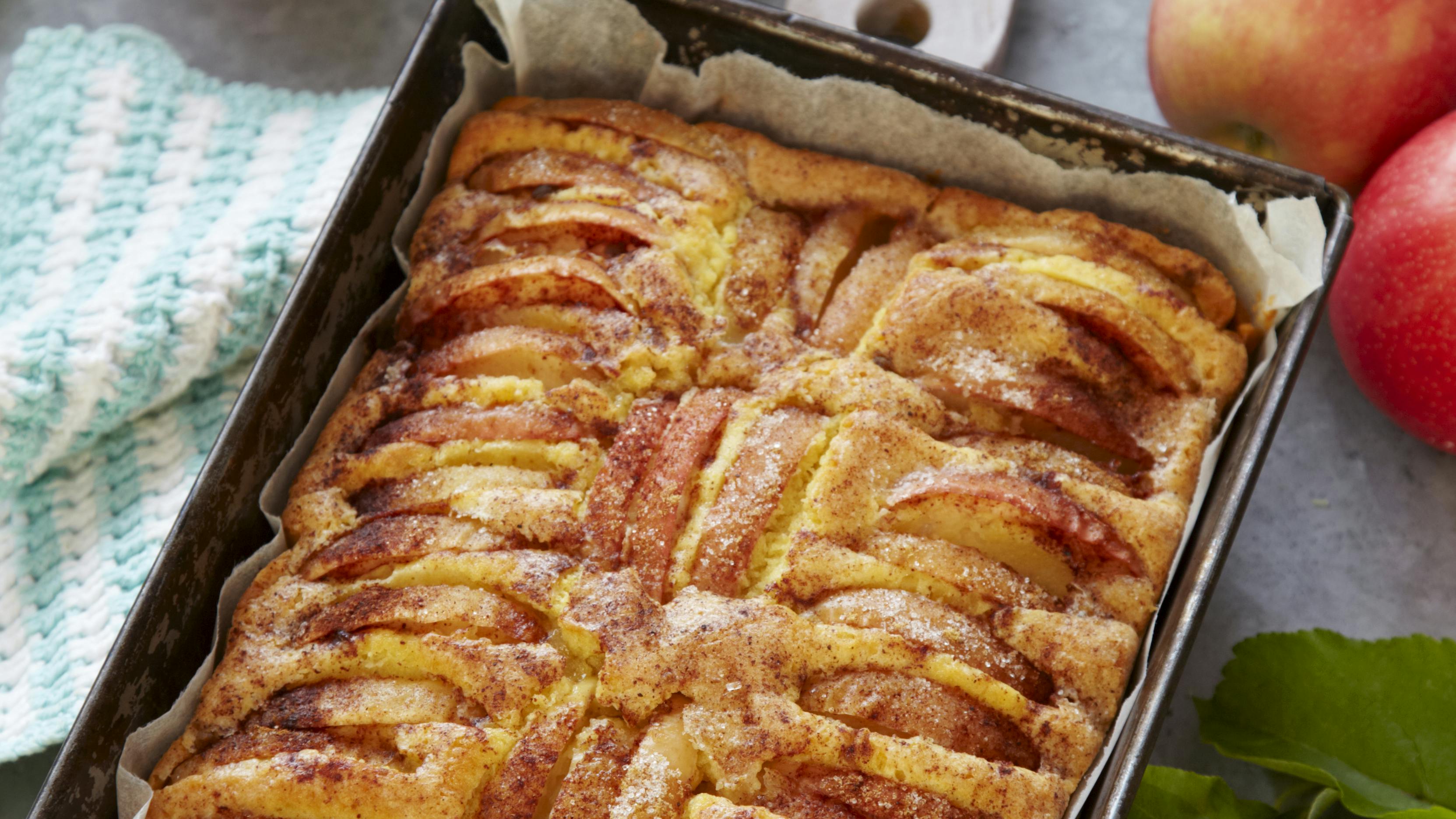 Saftig æblekage