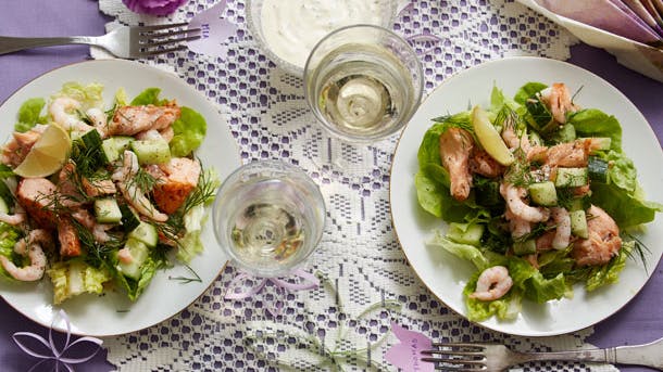 Salat med ørred, dild, rejer og agurk