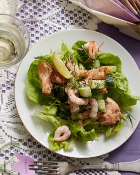 Salat med ørred, dild, rejer og agurk