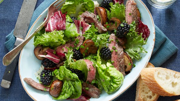 Fyldig salat med svampe, oksekød og brombær