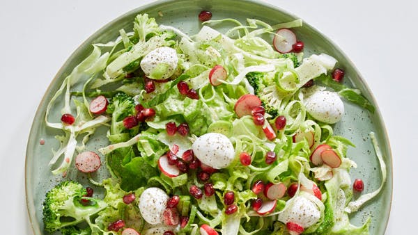 Grøn salat med mozzarella og granatæble