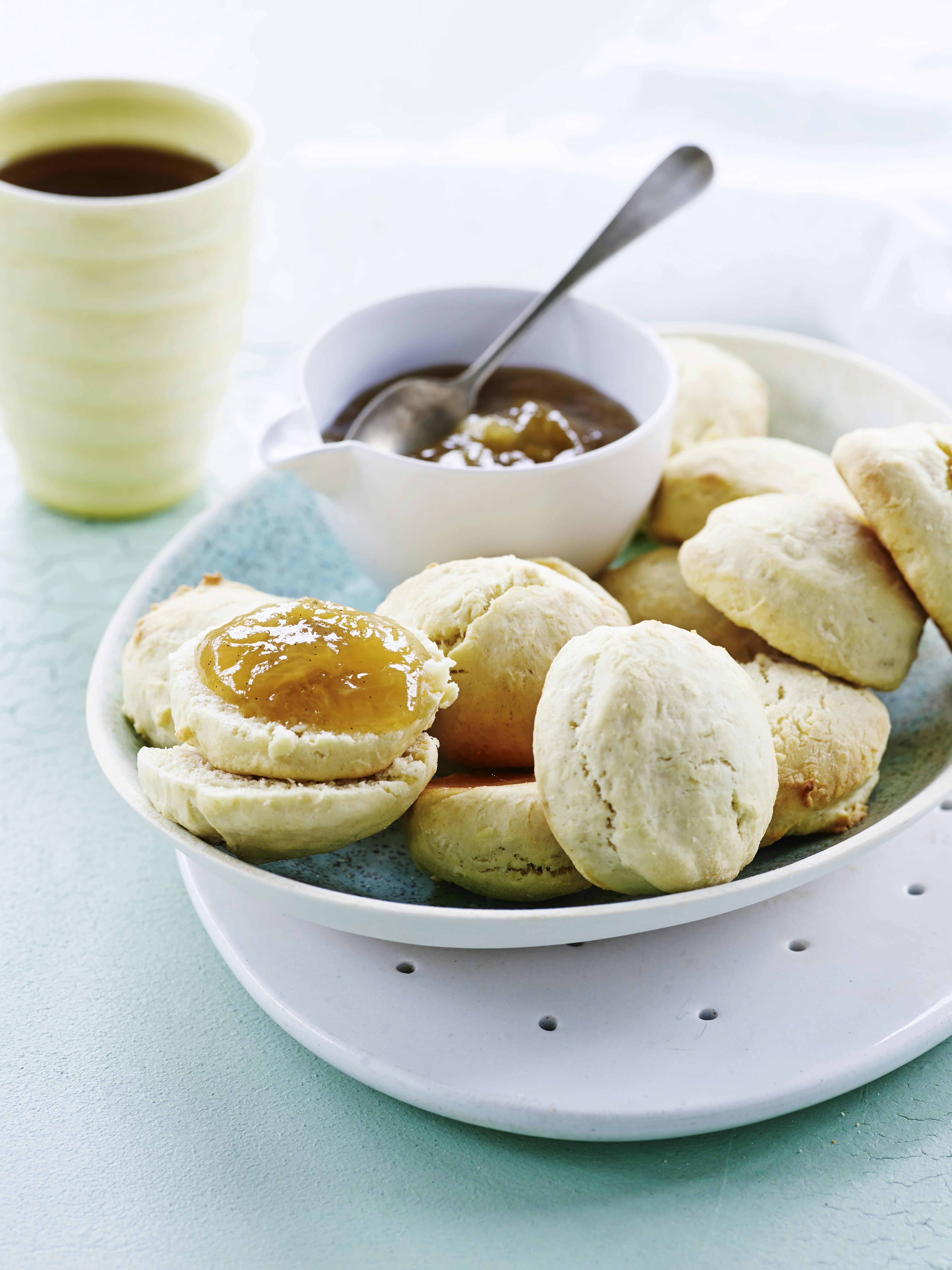 Scones er en slags små boller, der skæres i gennem og serveres med smør eller marmelade