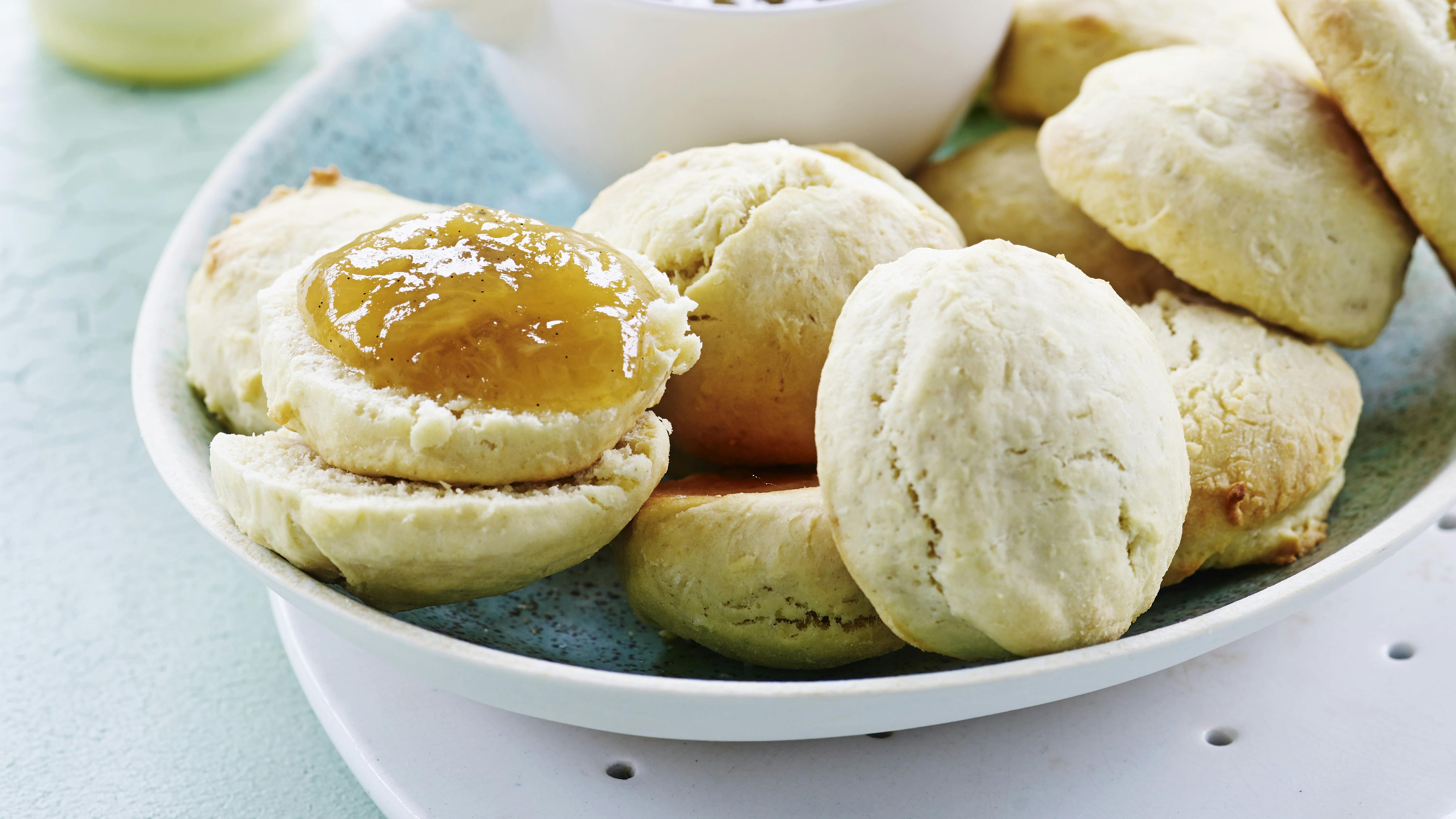 Scones er en slags små boller, der skæres i gennem og serveres med smør eller marmelade