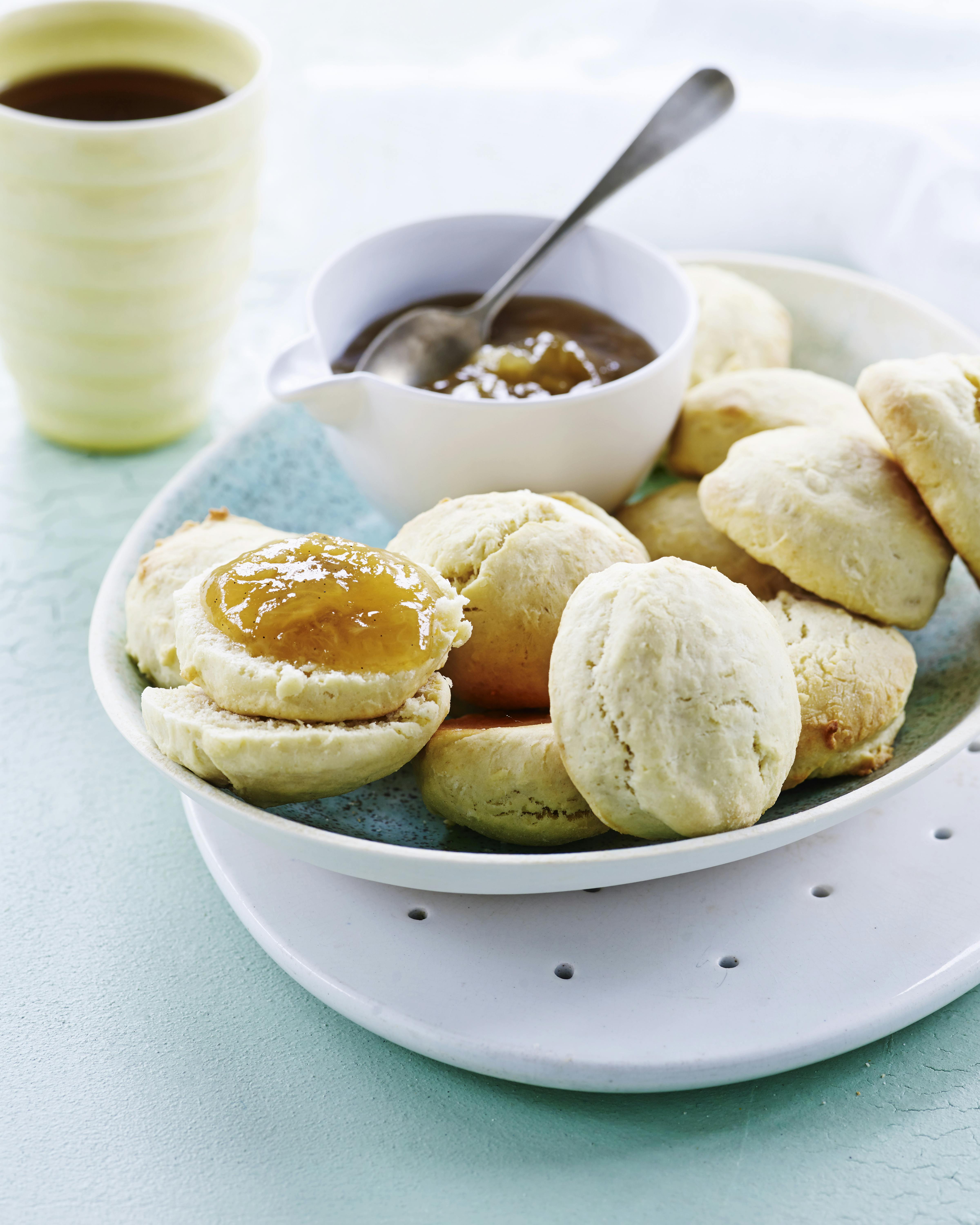 Scones er en slags små boller, der skæres i gennem og serveres med smør eller marmelade