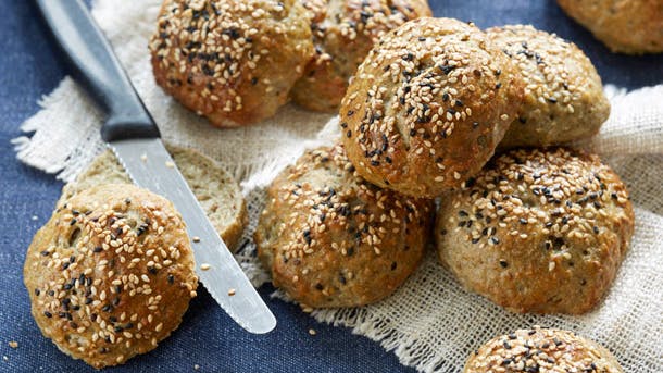Sesamboller med sesamfrø på toppen
