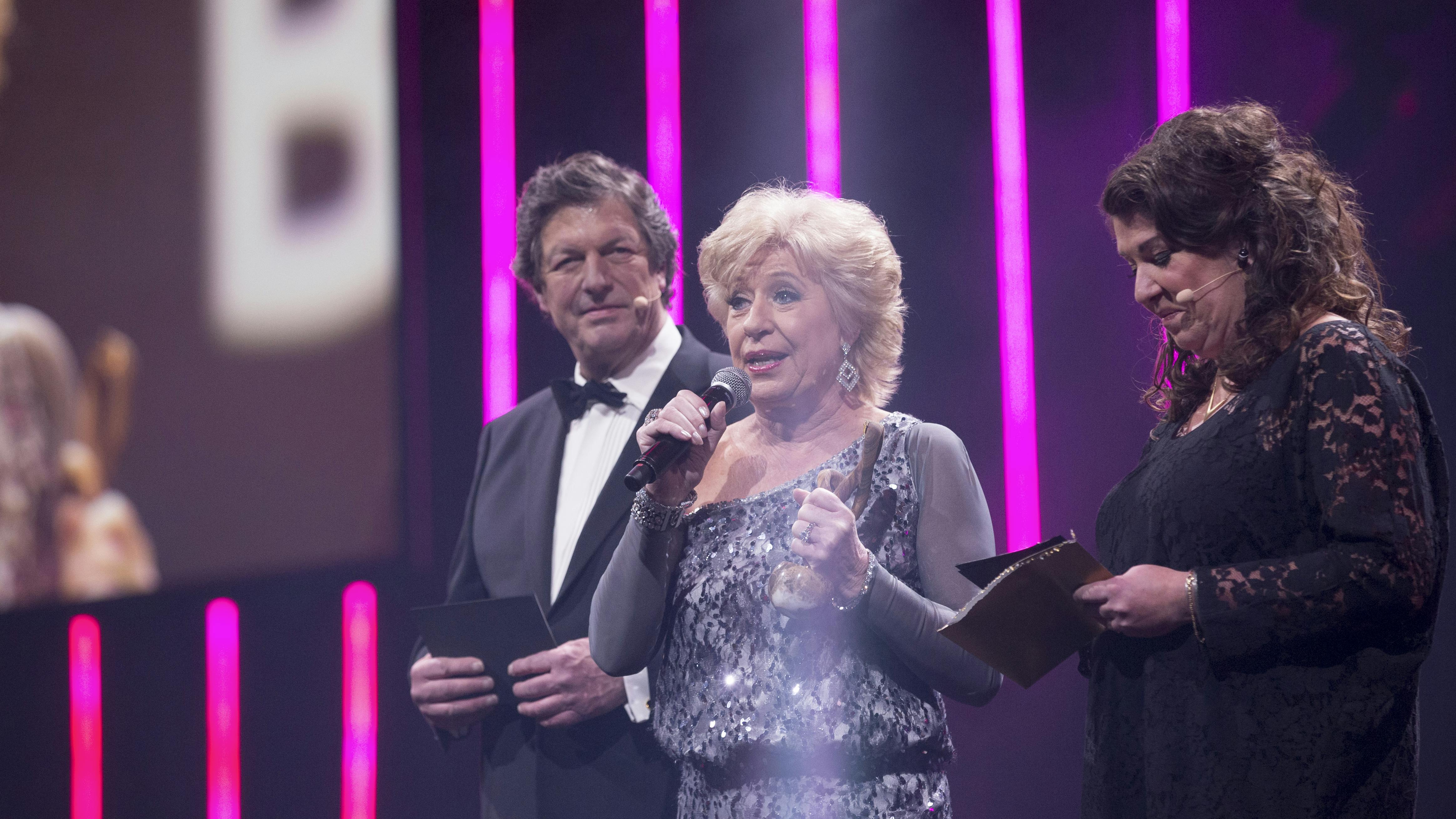 Birthe Kjær tager imod prisen som bedste dansktopsangerinde 2016