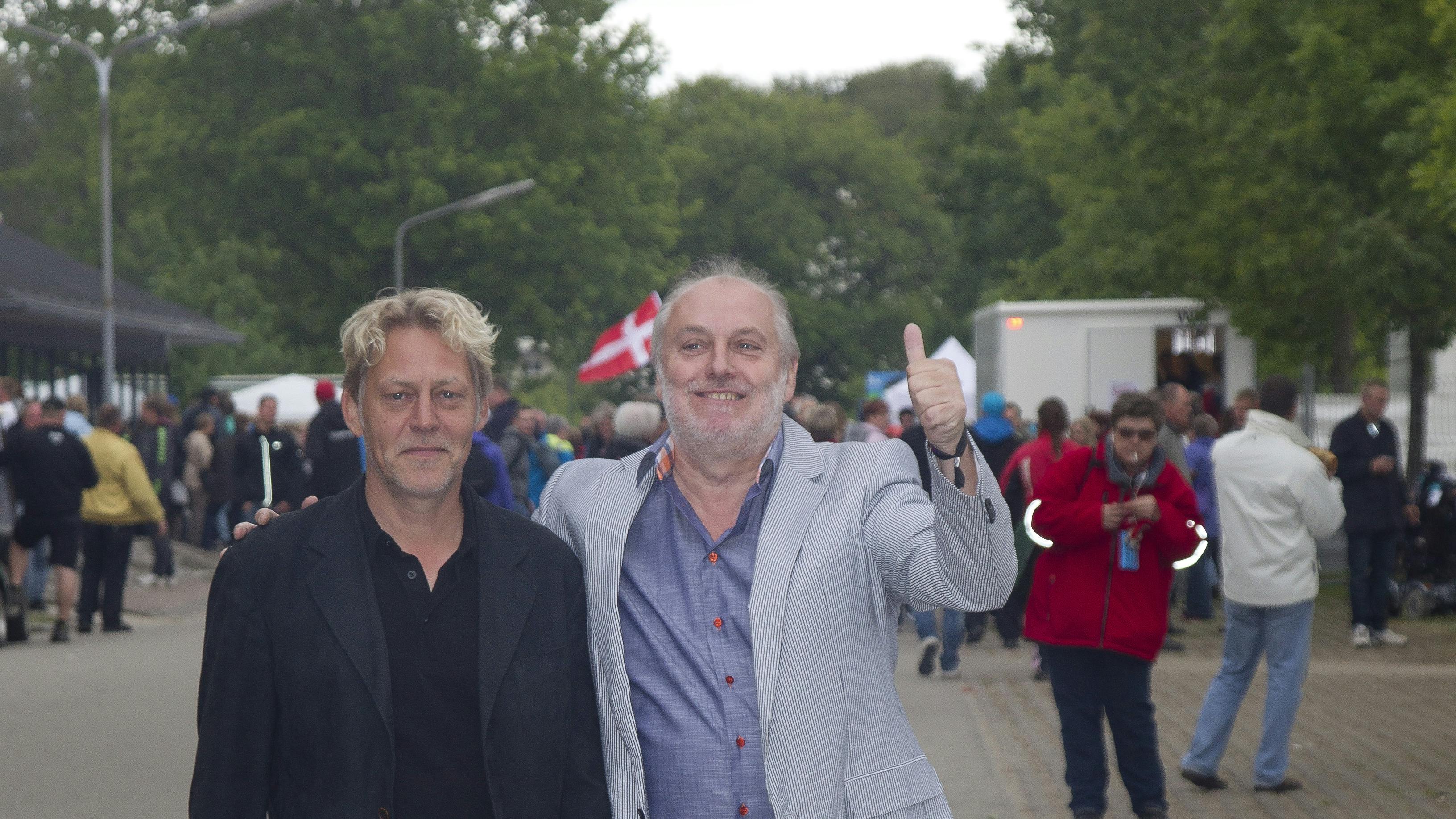 Helge Engelbrecht og Tommy Thiel Rasmussen går på deres Danmarksturné nummer 2 med Mariehavens husorkester Neighbours and Friends under titlen "Kom igen".