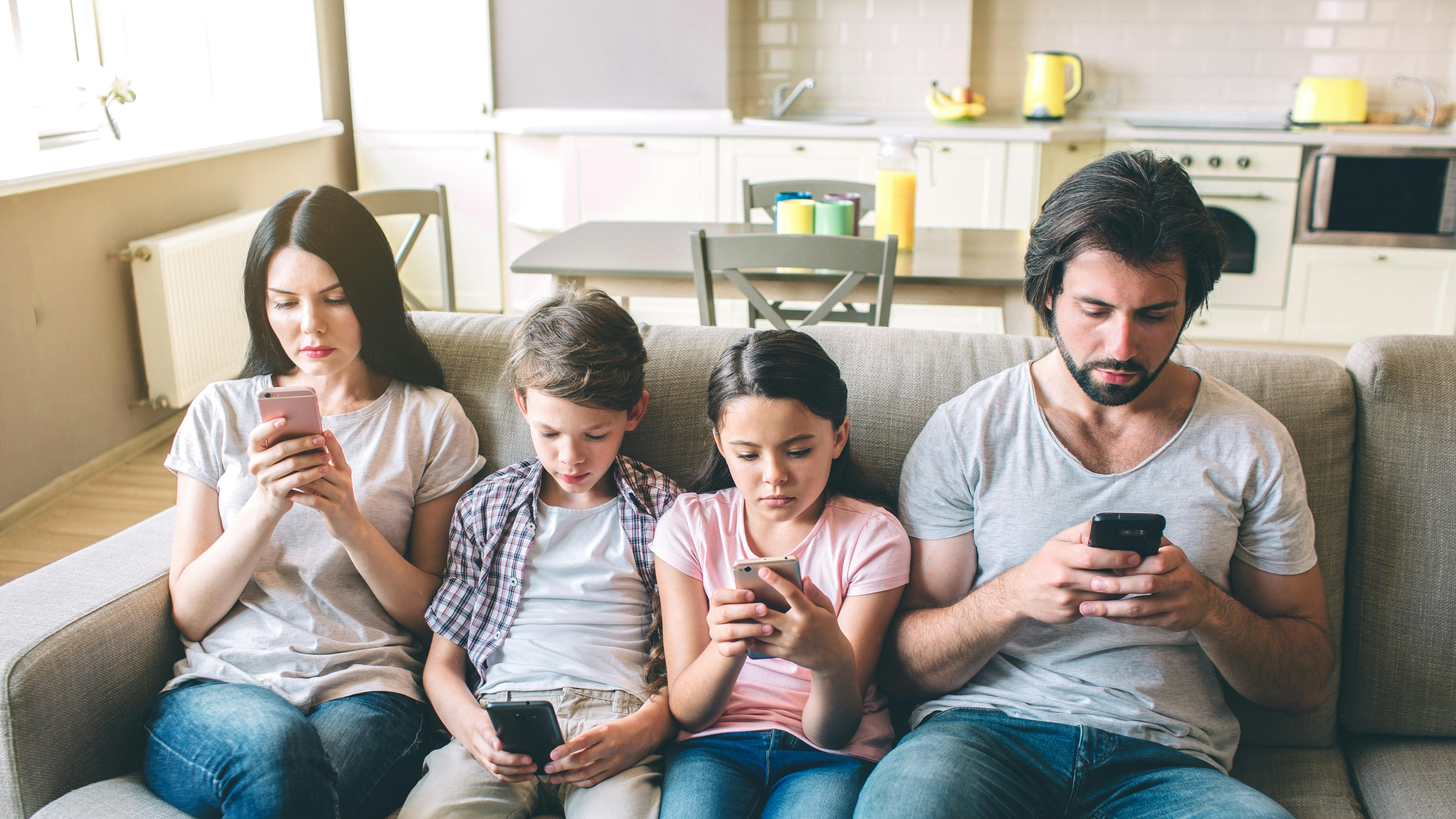 Puk Elgård: Lad os få regler for mobiltelefoner