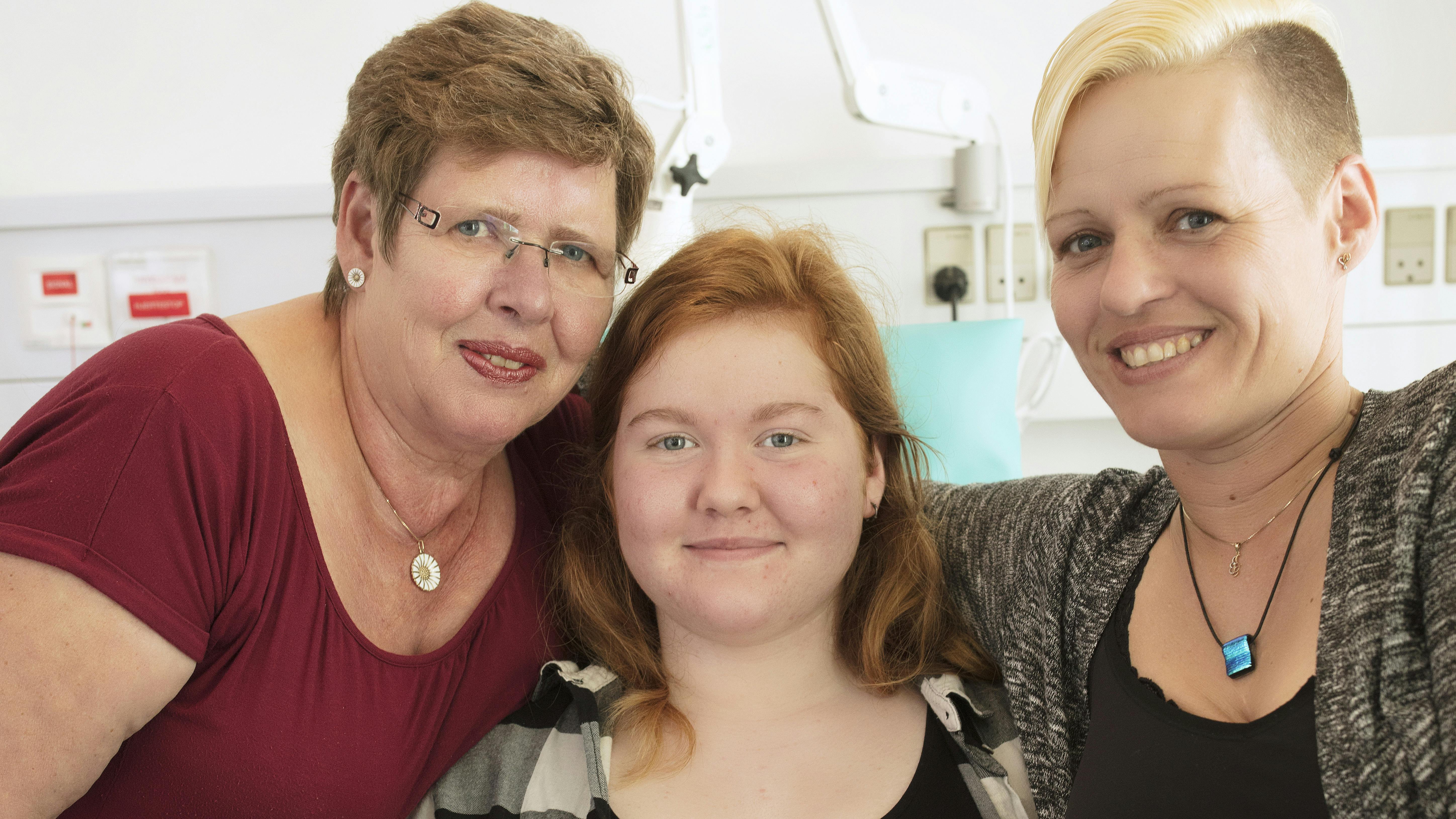 Mor, mormor og Sanne, der har en sjælden sygdom