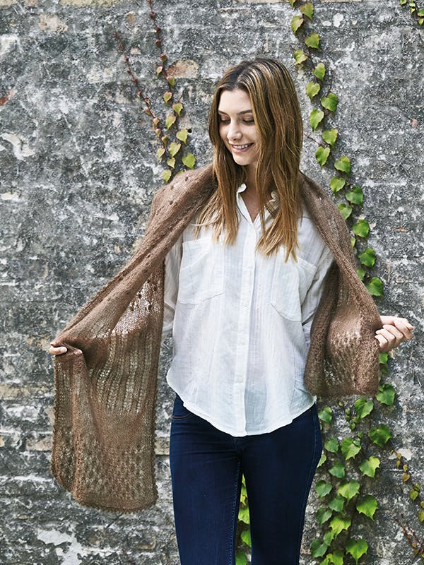 Dame har et sjal rundt om sine skuldre